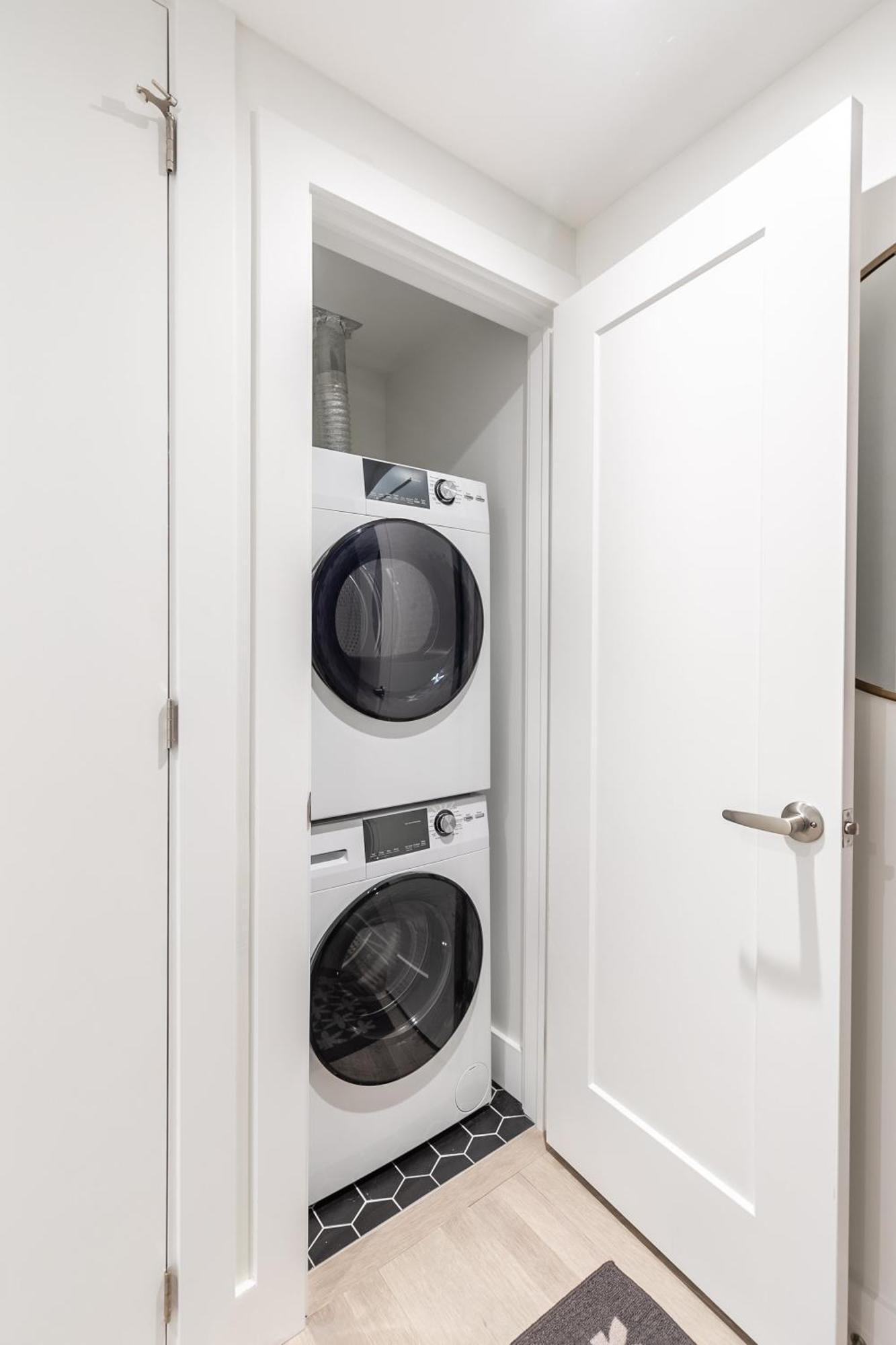 Spacious Unit In High Park North Apartment *