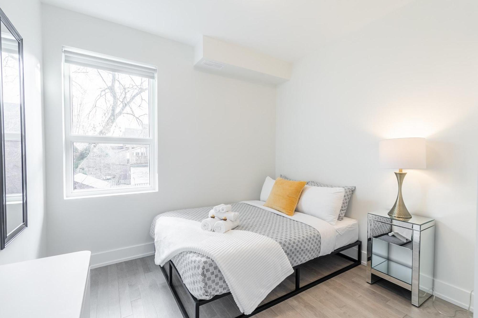Spacious Unit In High Park North Apartment *
