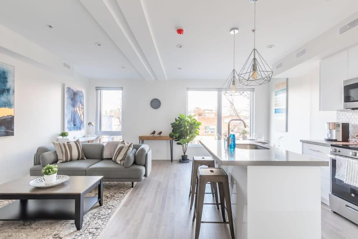 Spacious Unit In High Park North Apartment