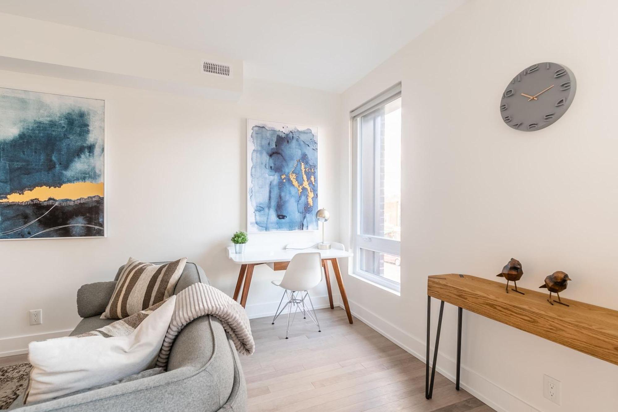 Apartment Spacious Unit In High Park North Toronto
