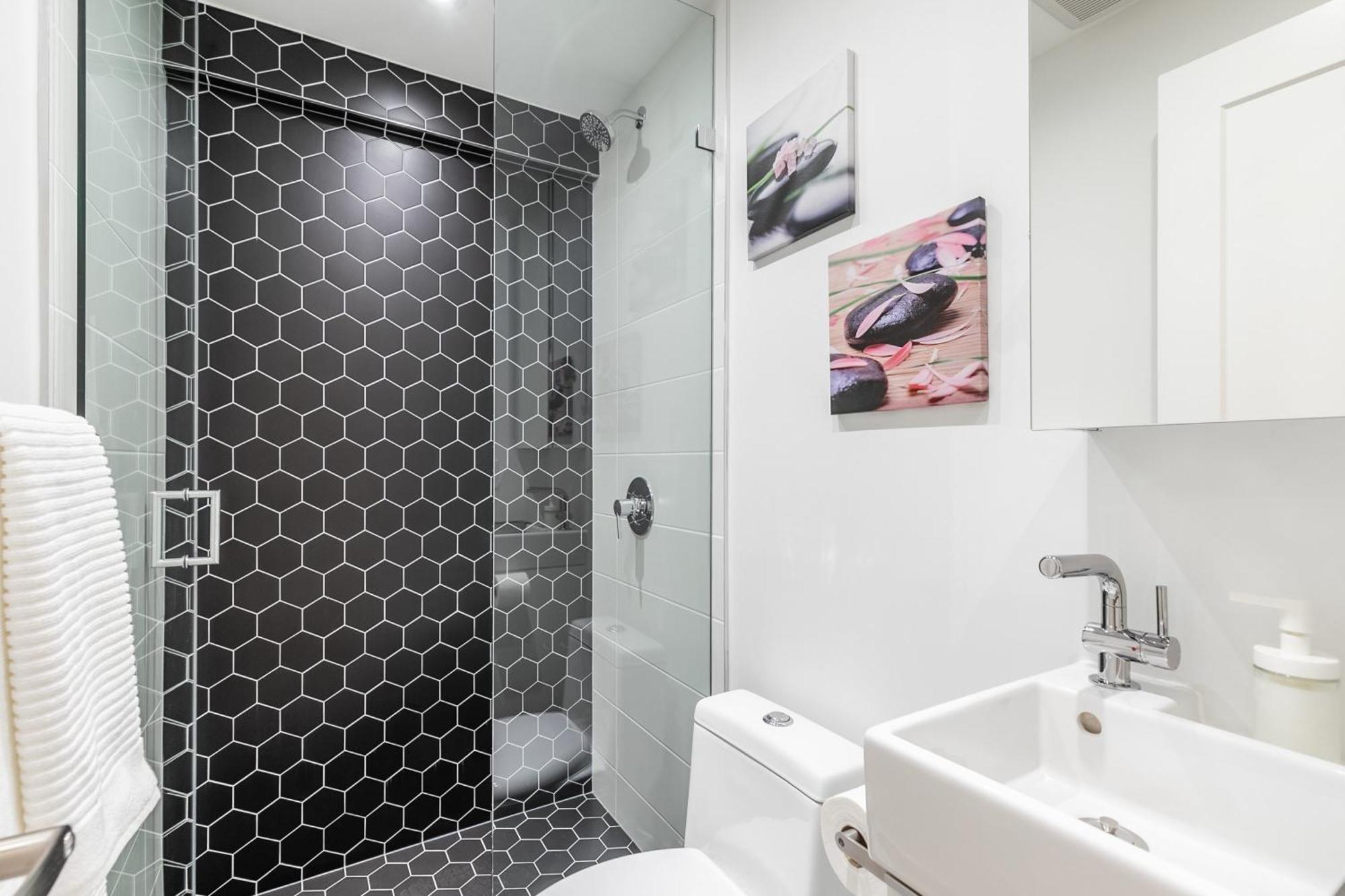 Spacious Unit In High Park North Apartment Toronto