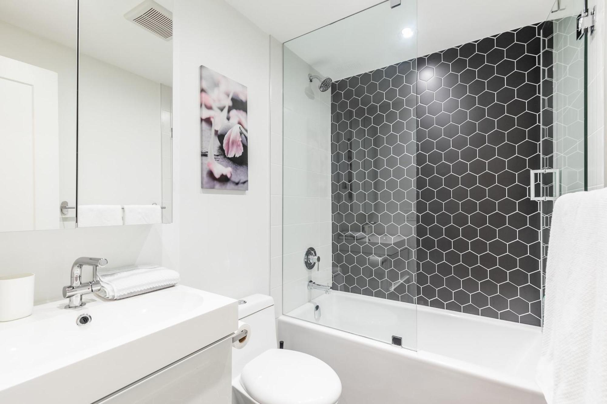 Apartment Spacious Unit In High Park North Toronto
