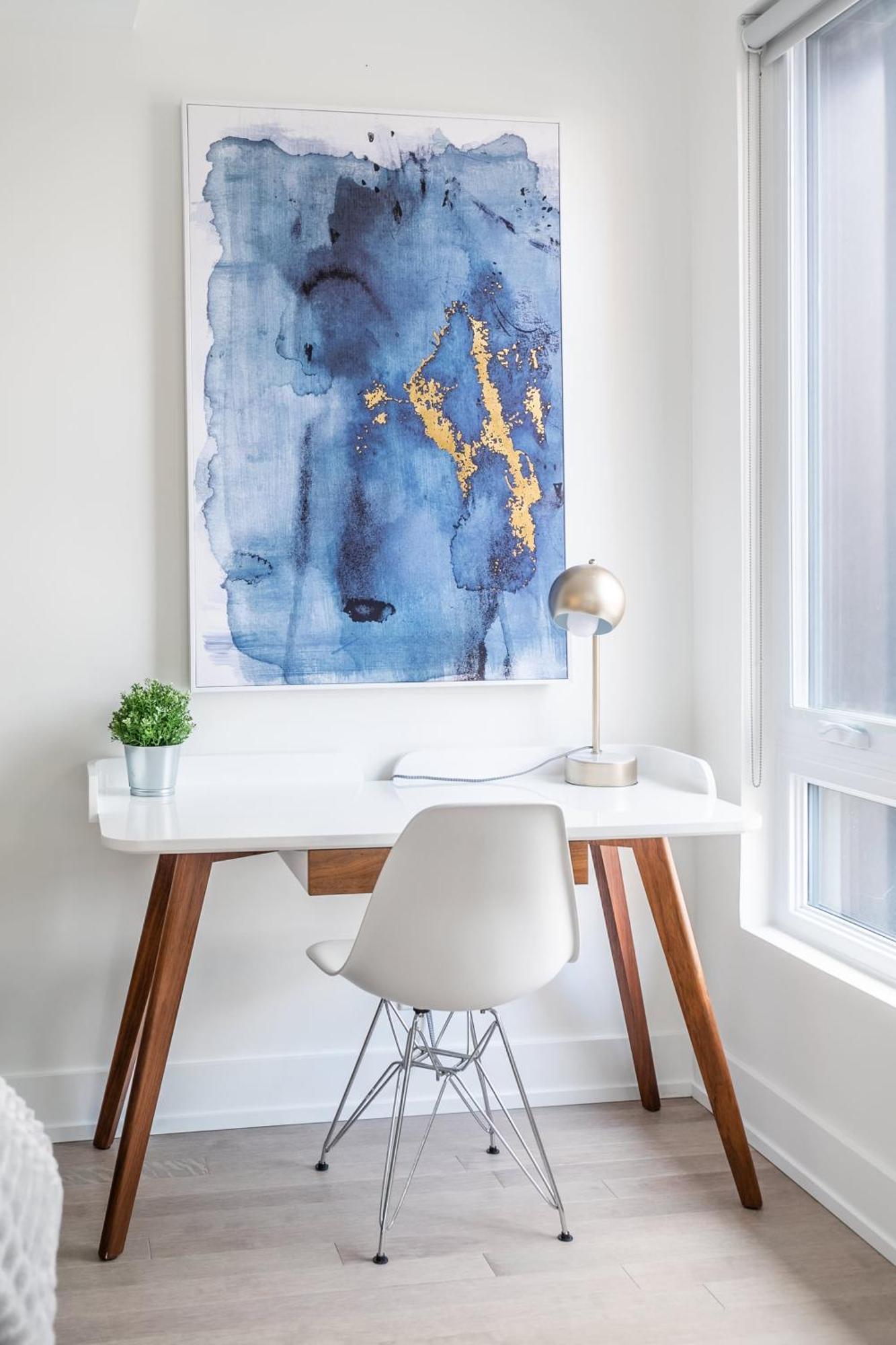 Spacious Unit In High Park North Apartment *