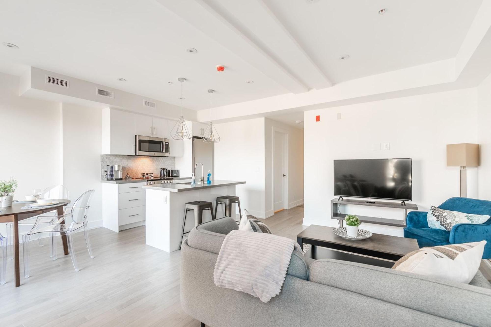 Spacious Unit In High Park North Apartment *