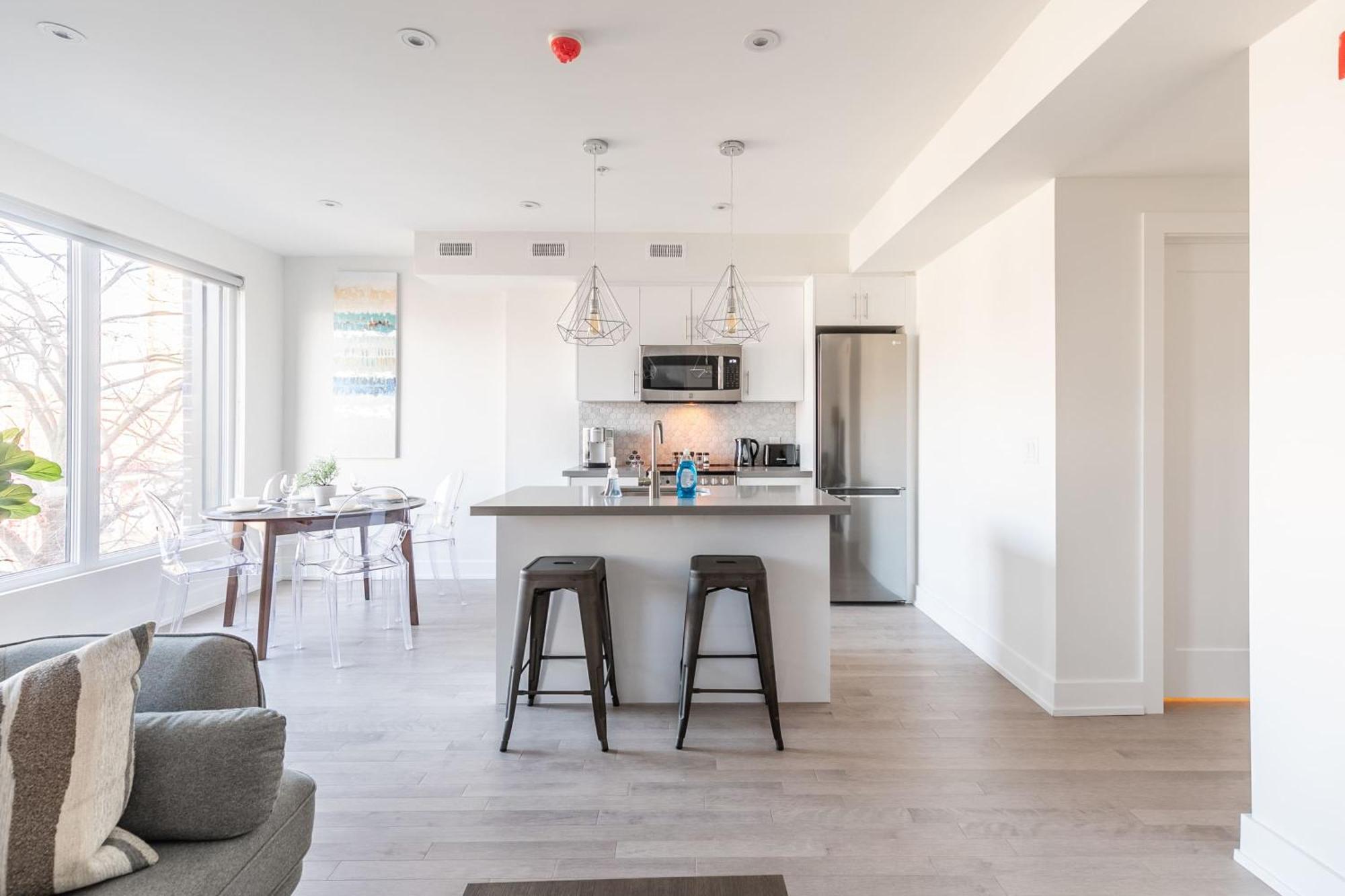Spacious Unit In High Park North *