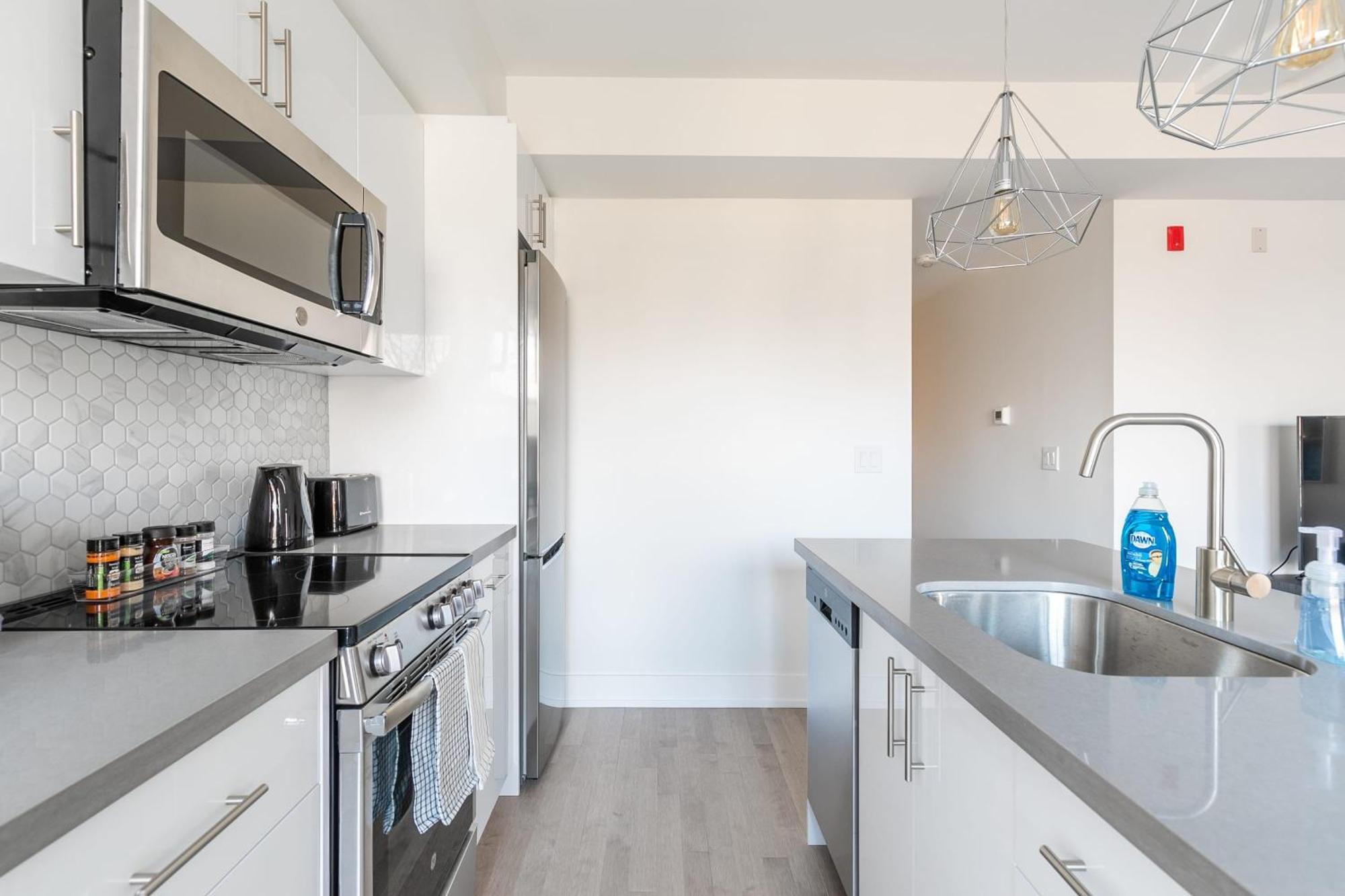 Apartment Spacious Unit In High Park North *