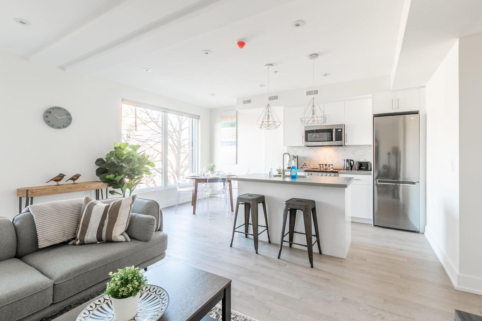 Apartment Spacious Unit In High Park North