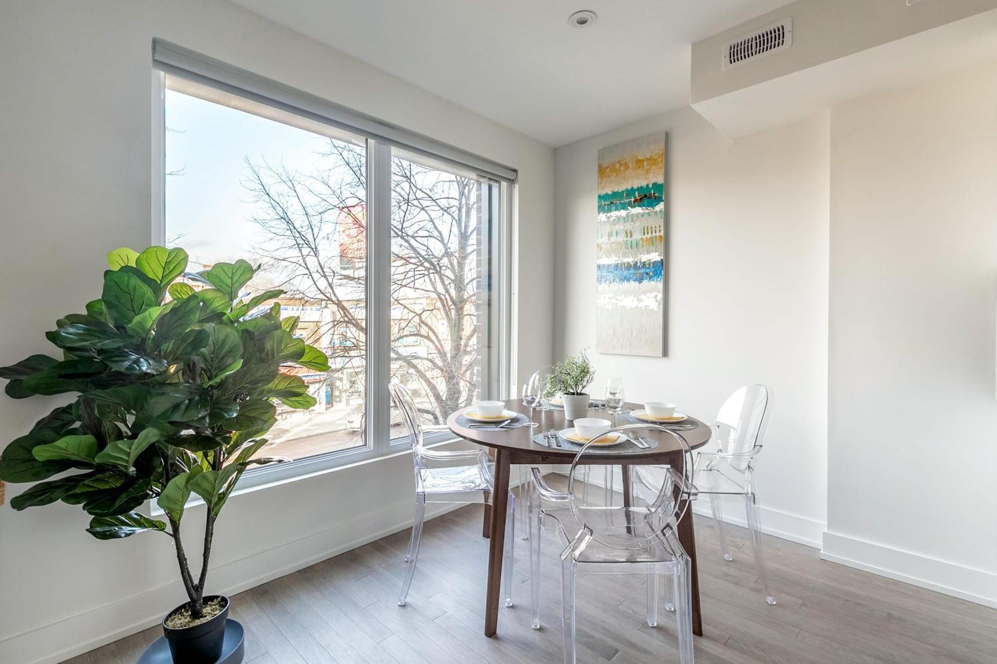 Apartment Spacious Unit In High Park North *
