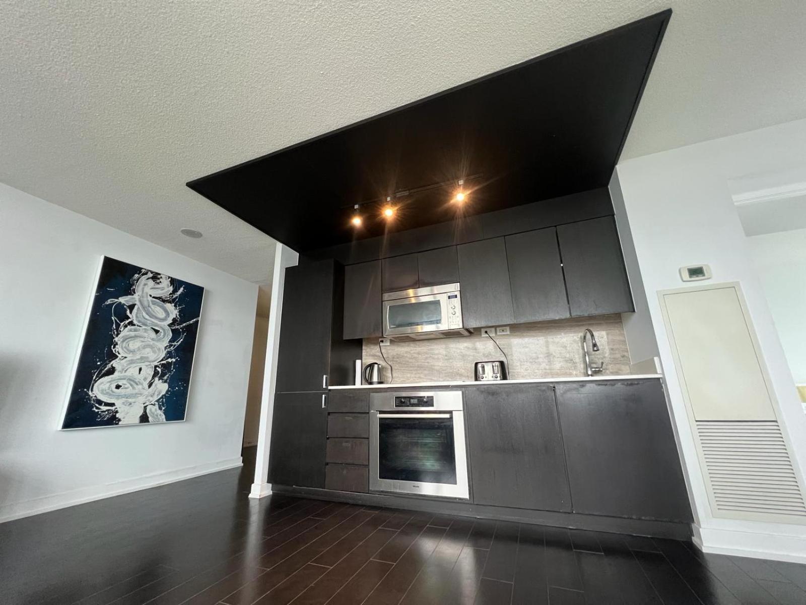 Apartment Prime Location - In Downtown Toronto