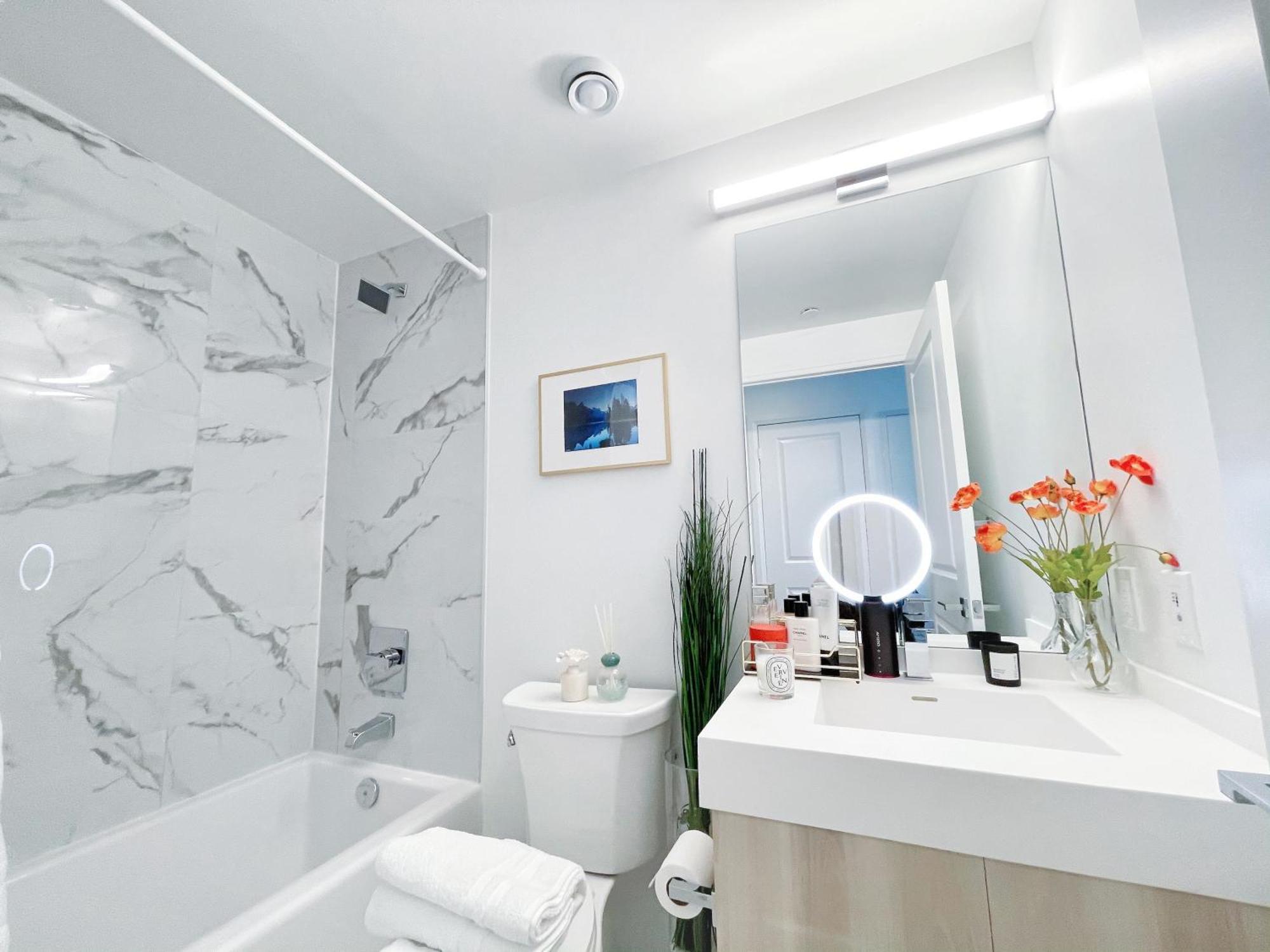 Apartment Infivilla Boutique Penthouse-live In The Sky With Amazing Lakeview! Downtown Toronto!b