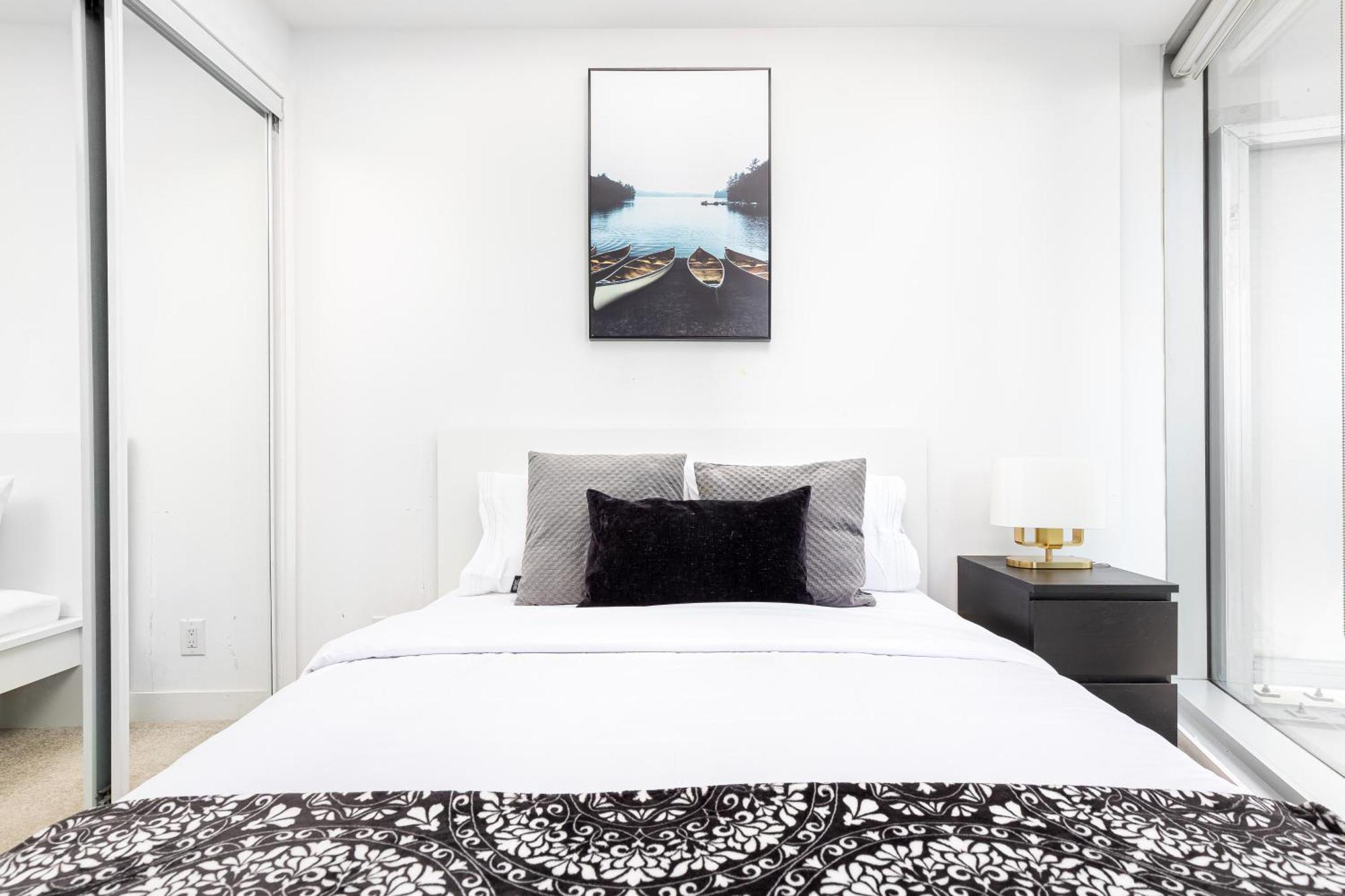 Downtown 2 Bedrooms With Parking Near Rogers Center Apartment *