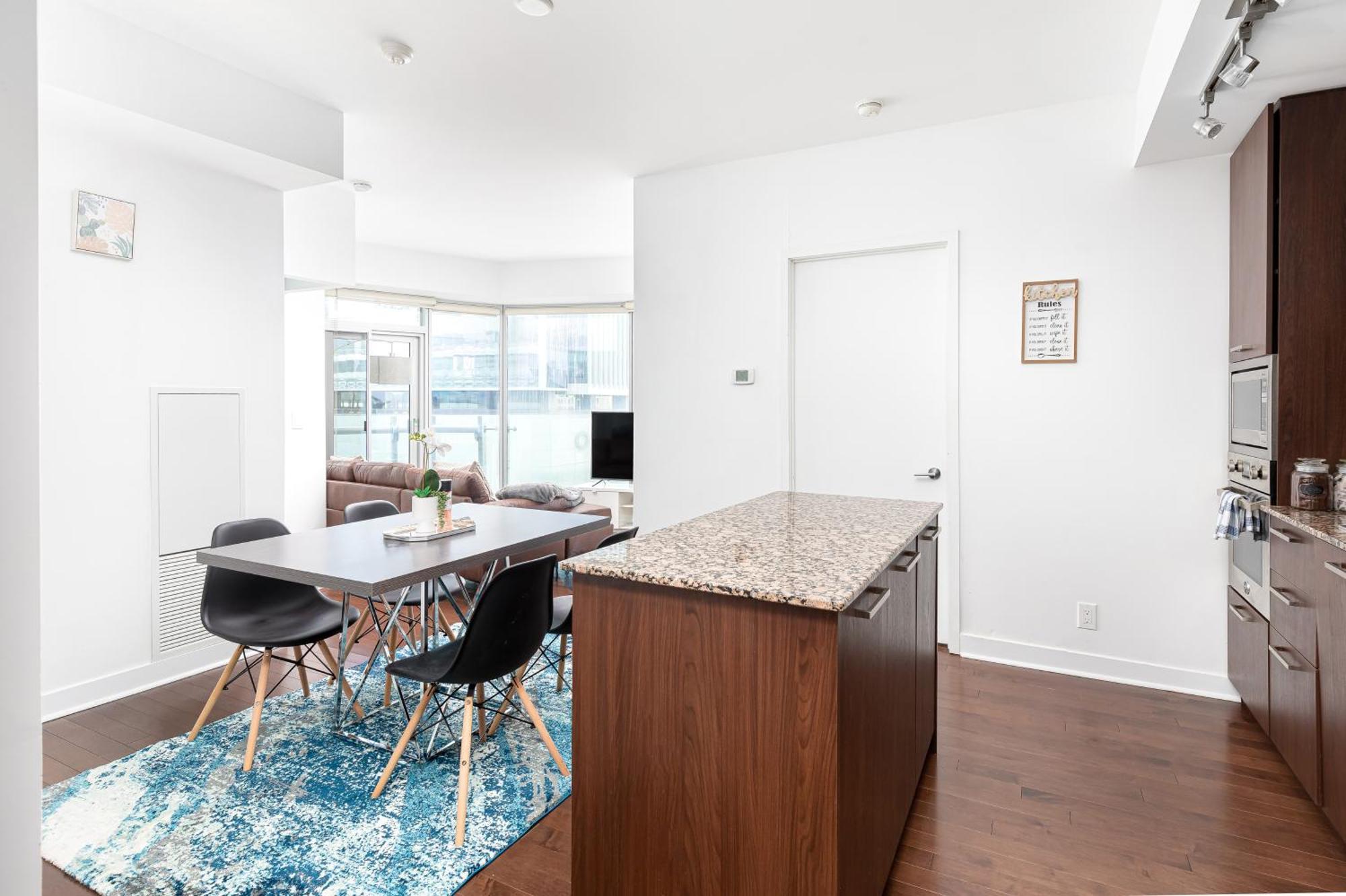 Apartment Downtown 2 Bedrooms With Parking Near Rogers Center