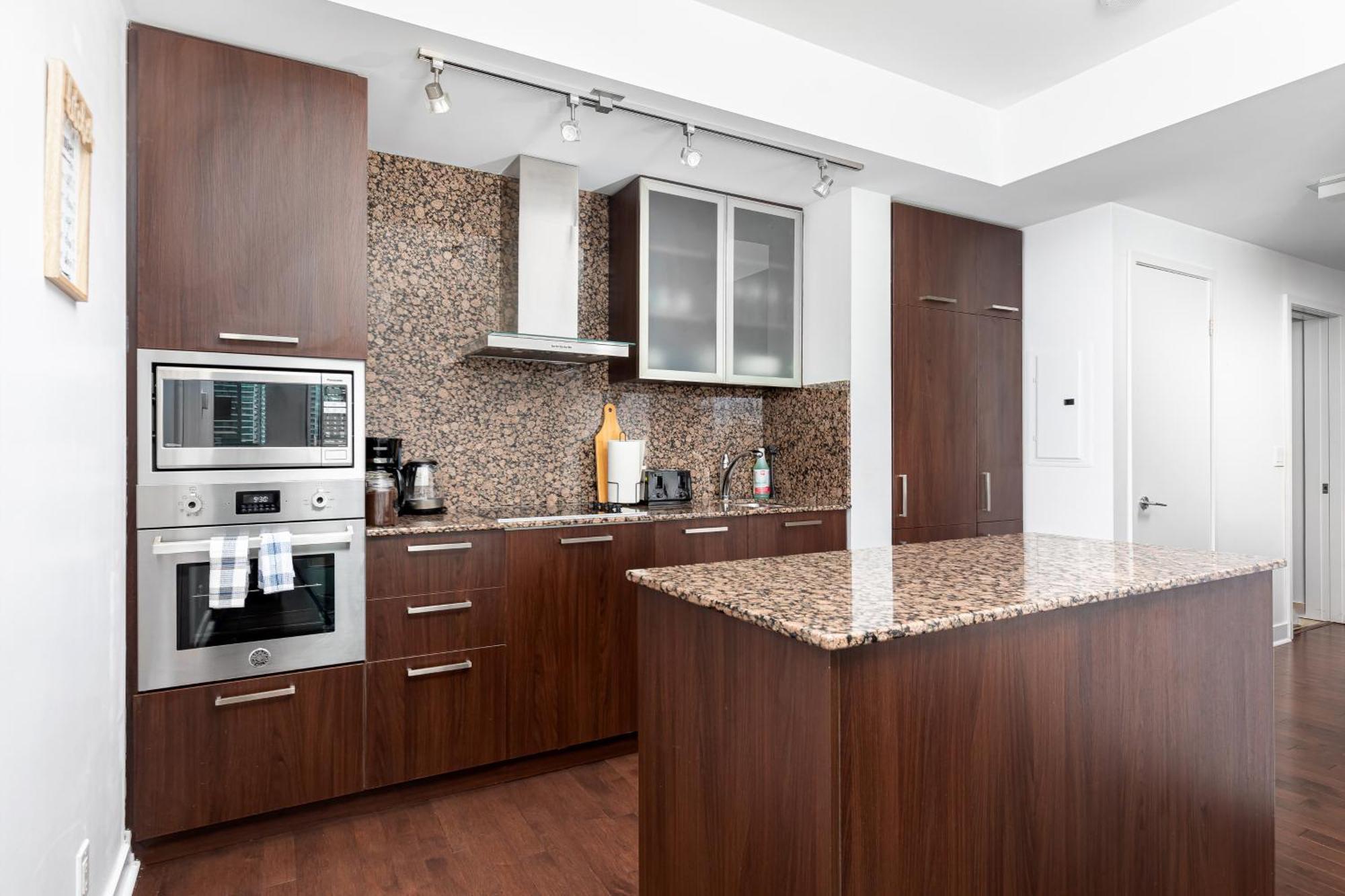 Apartment Downtown 2 Bedrooms With Parking Near Rogers Center *