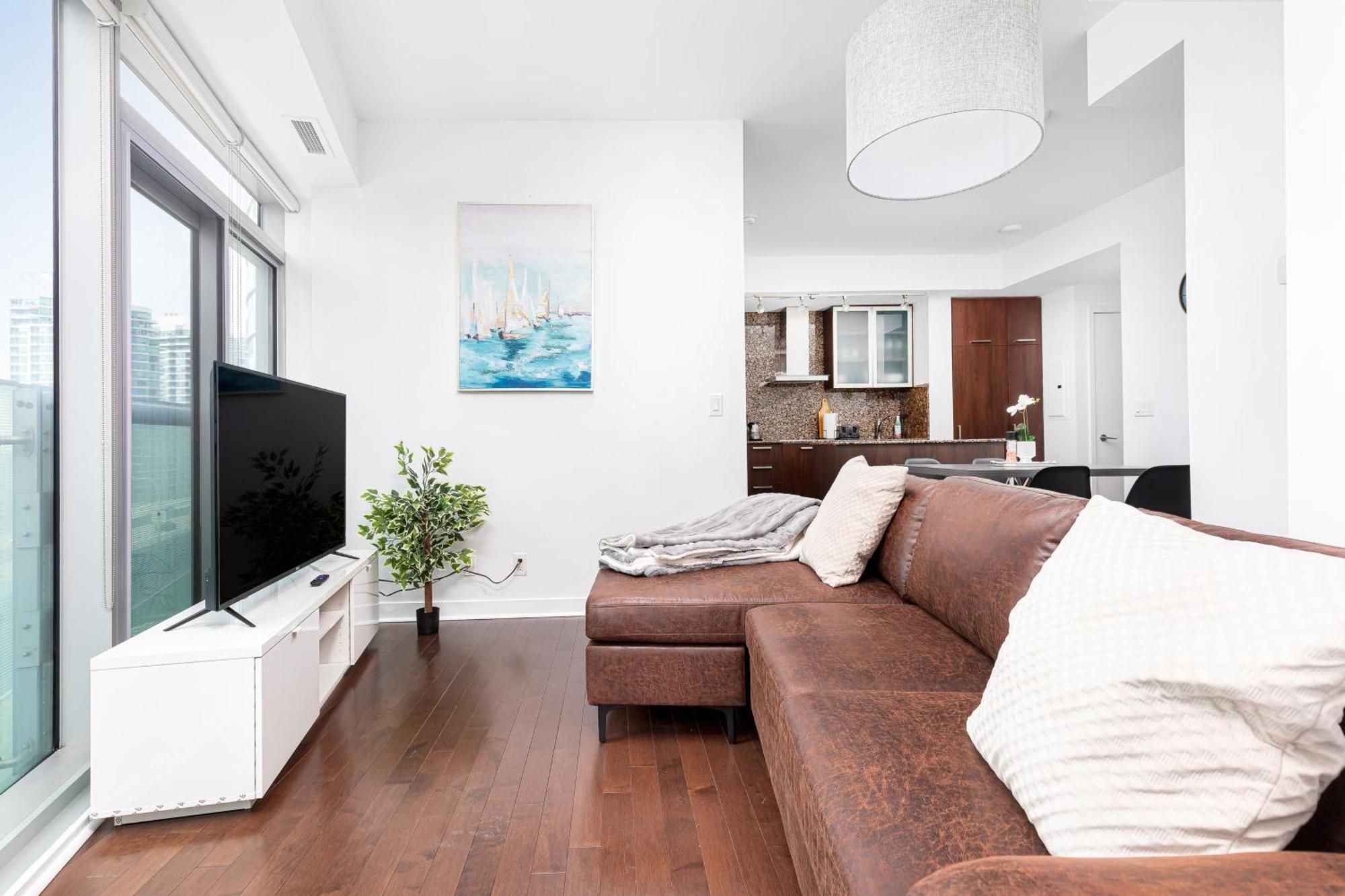 Downtown 2 Bedrooms With Parking Near Rogers Center *