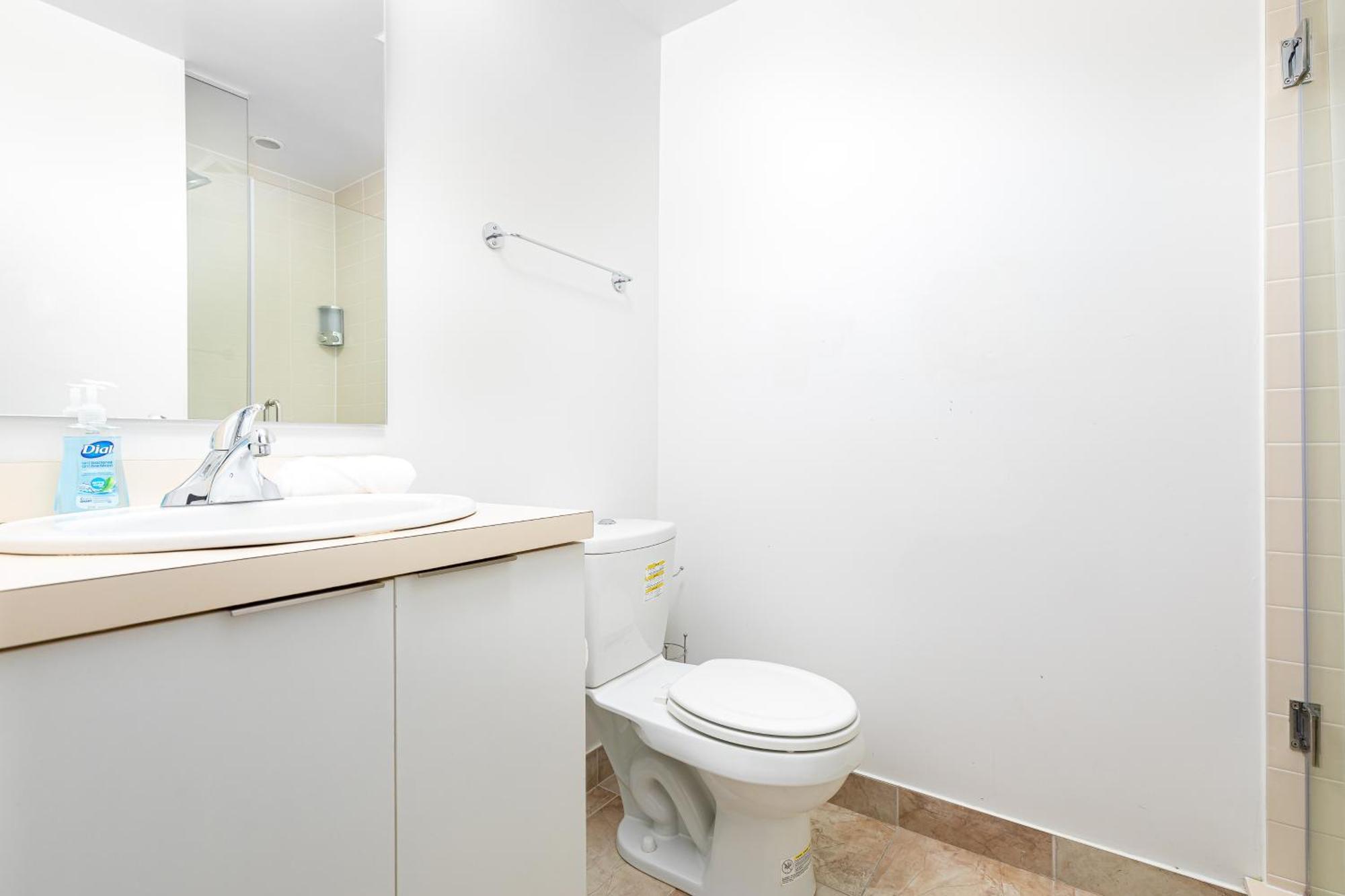 Downtown 2 Bedrooms With Parking Near Rogers Center * Toronto