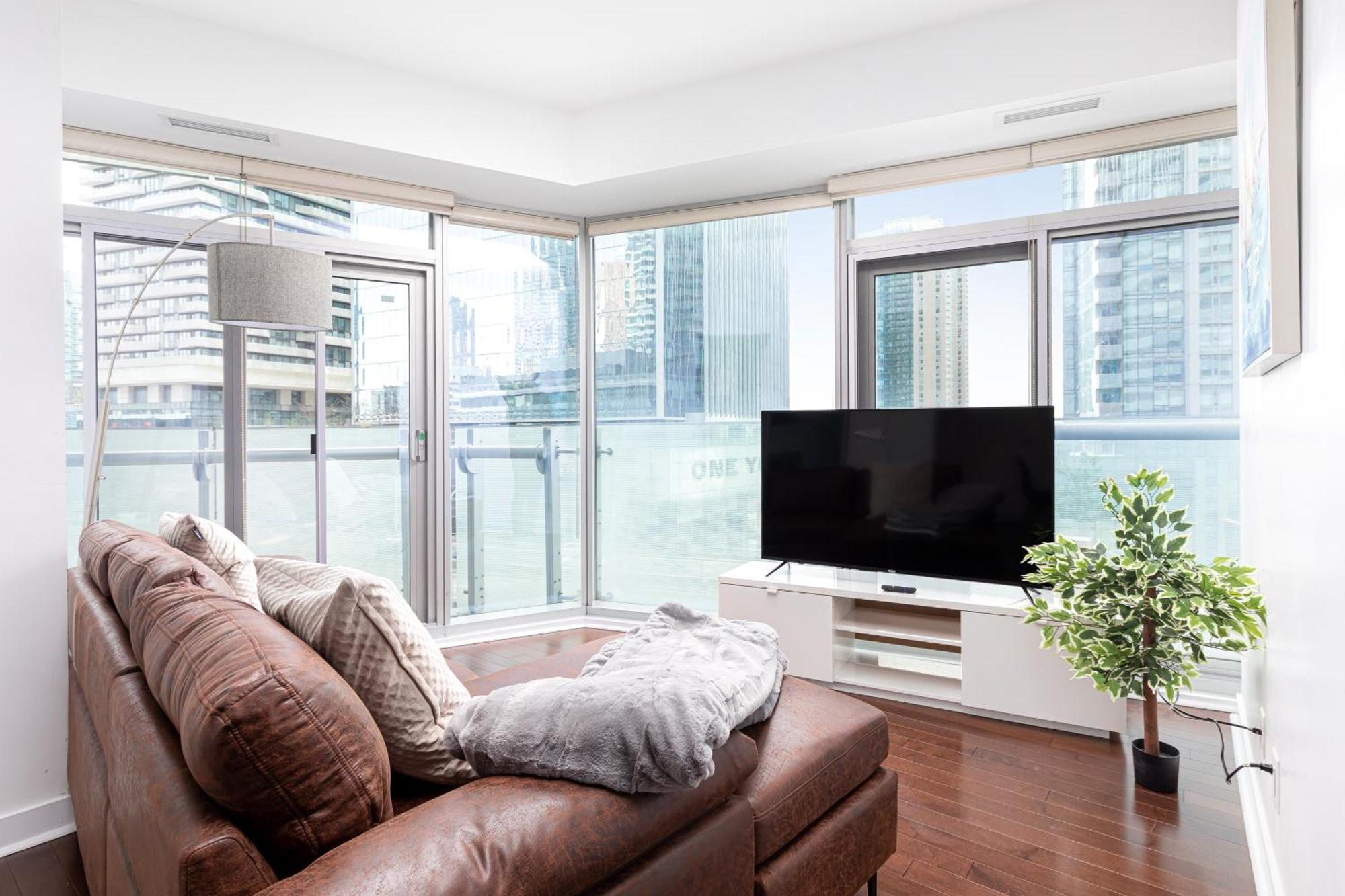 Downtown 2 Bedrooms With Parking Near Rogers Center