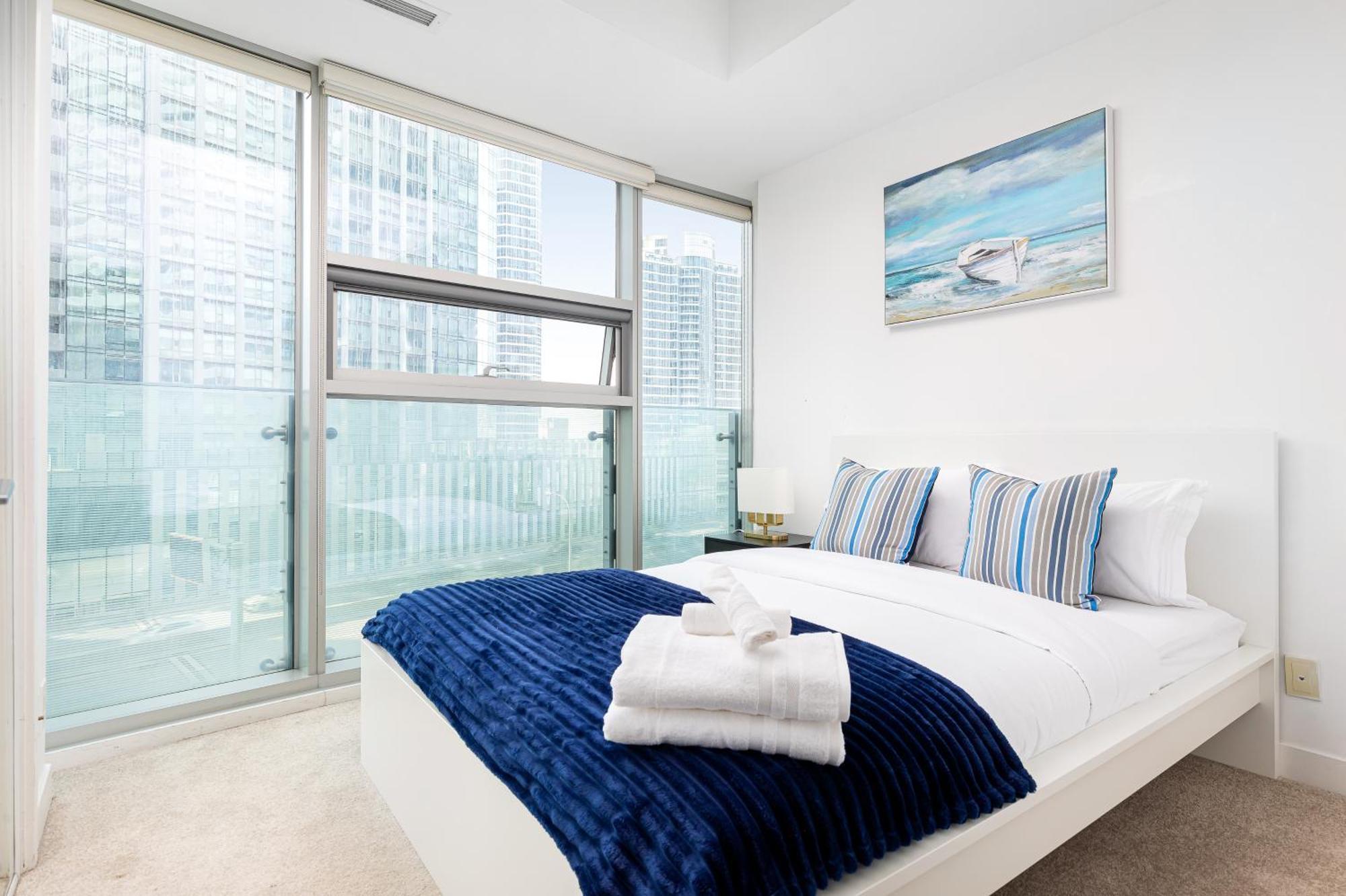 Downtown 2 Bedrooms With Parking Near Rogers Center *