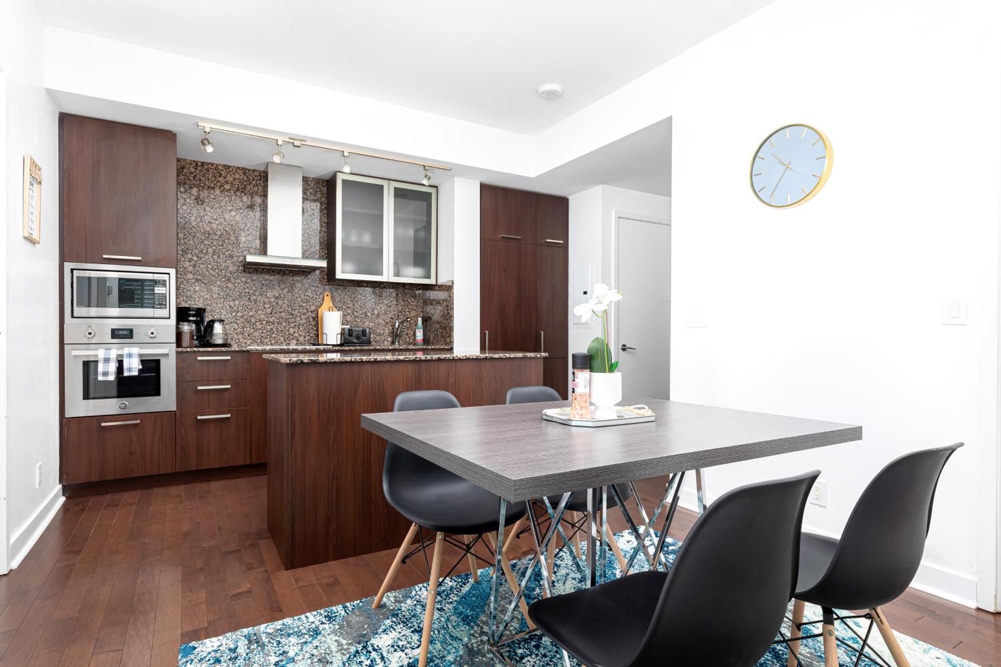 Downtown 2 Bedrooms With Parking Near Rogers Center