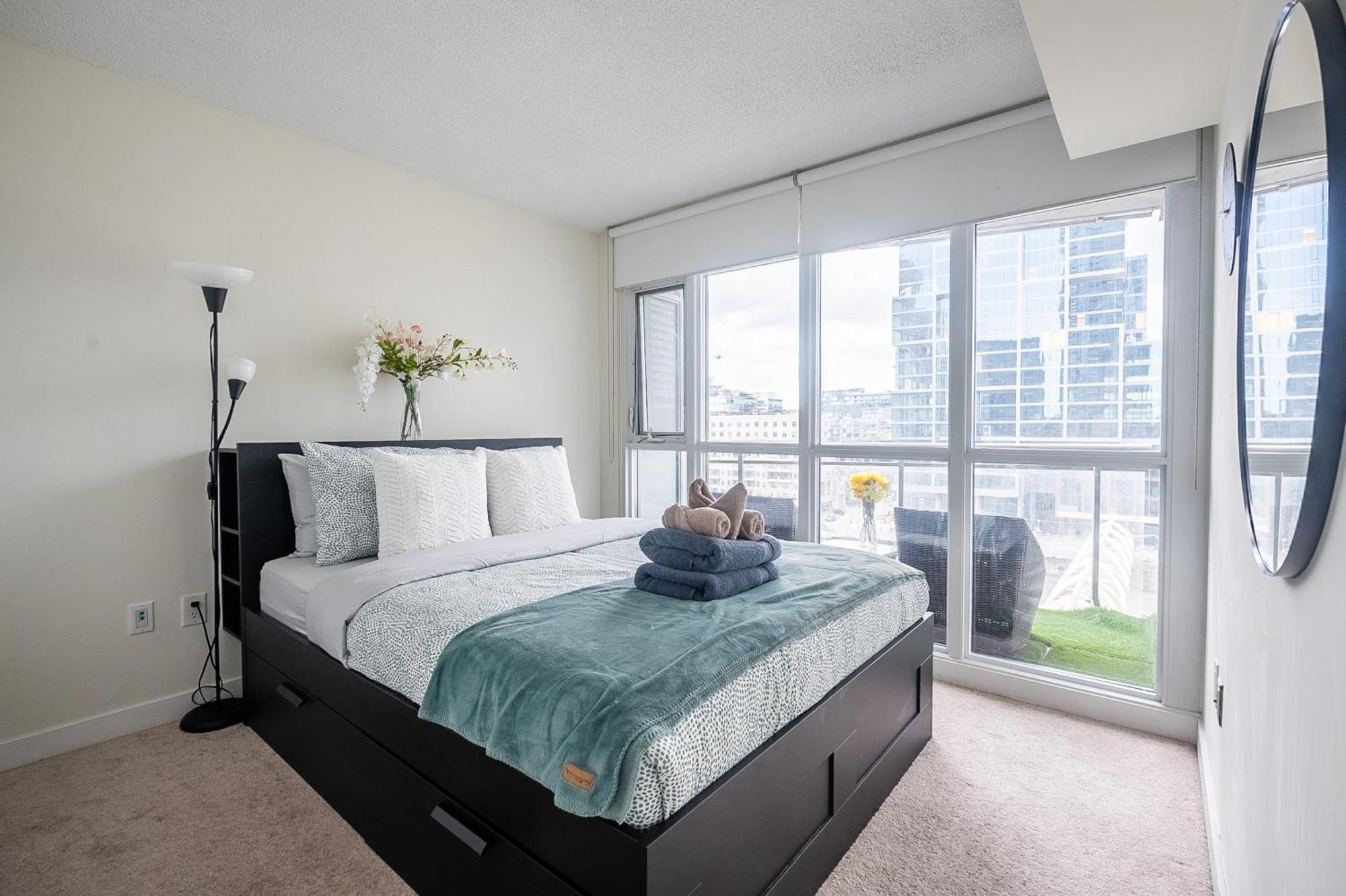 Stunning Luxurious Lakeview By Cn Tower Apartment