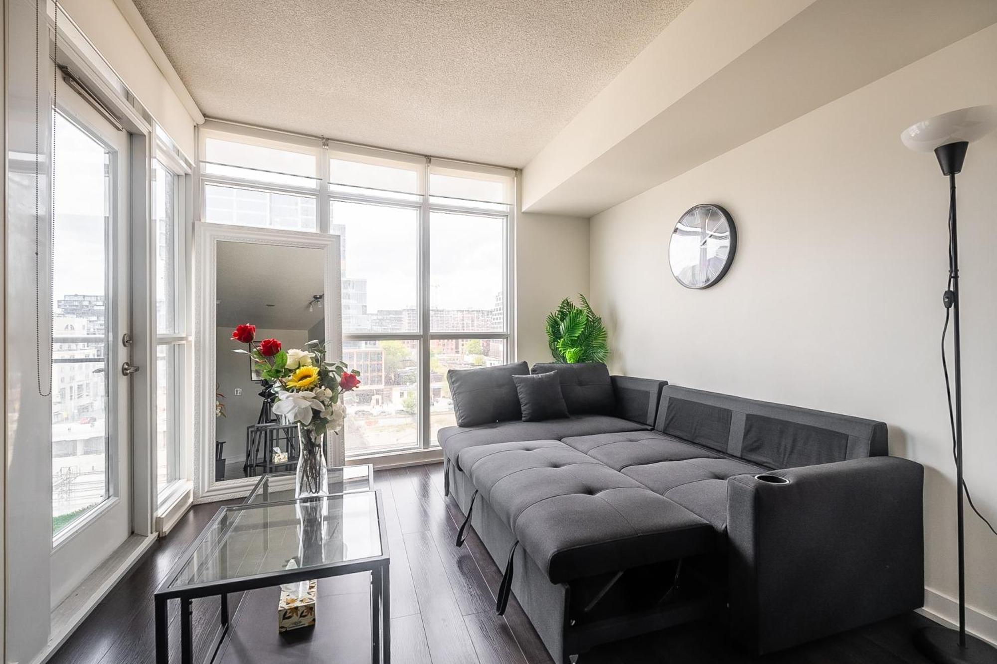 Stunning Luxurious Lakeview By Cn Tower Apartment
