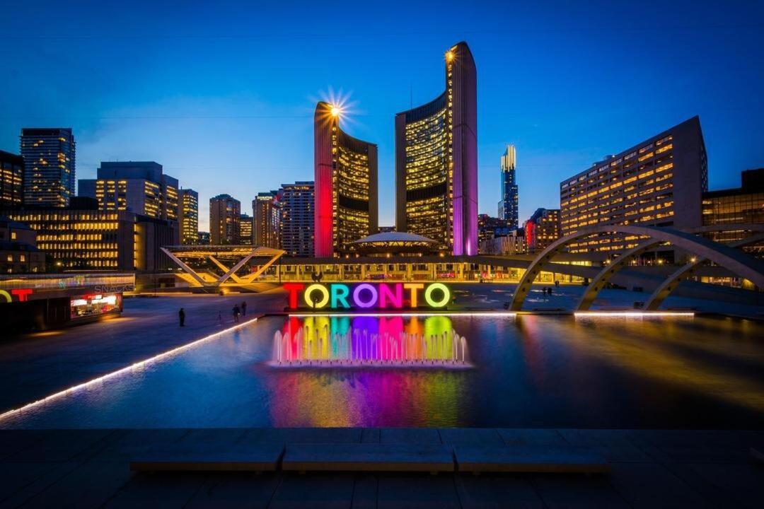 Mins Walk To Trinity Bellwood Park From Your Downtown Apartment *