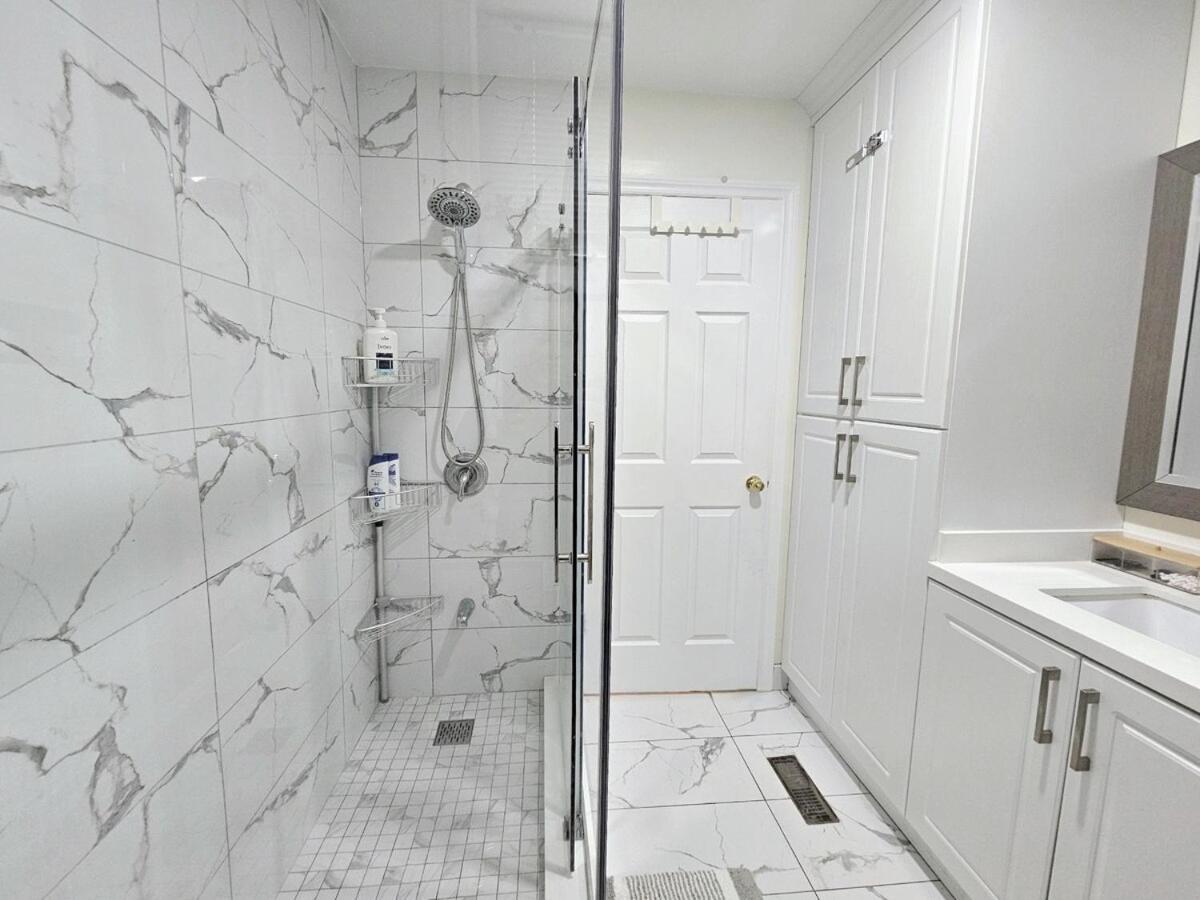 Apartment Mins Walk To Trinity Bellwood Park From Your Downtown *