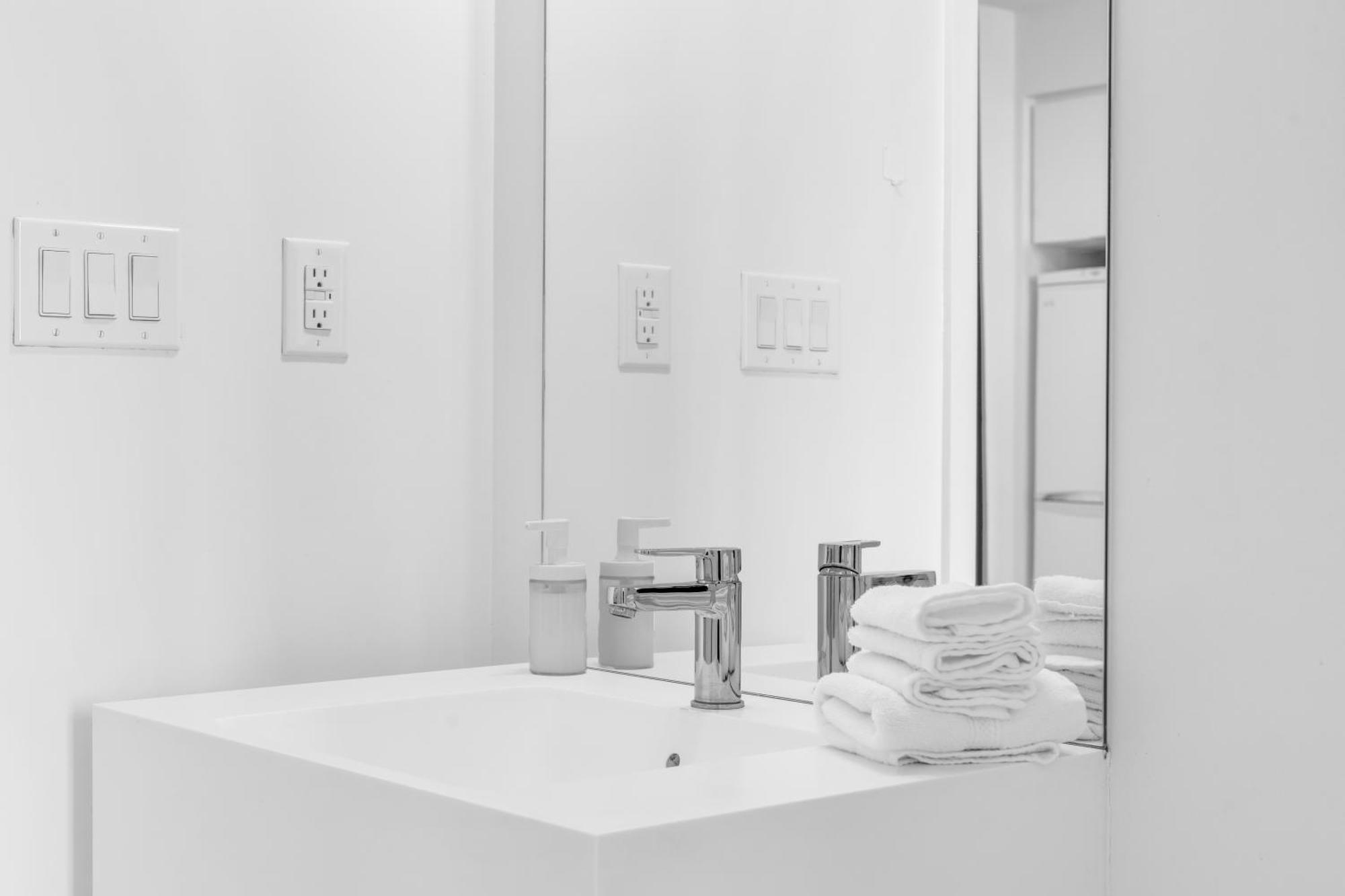 Downtown - Free Parking/self Check-in Apartment