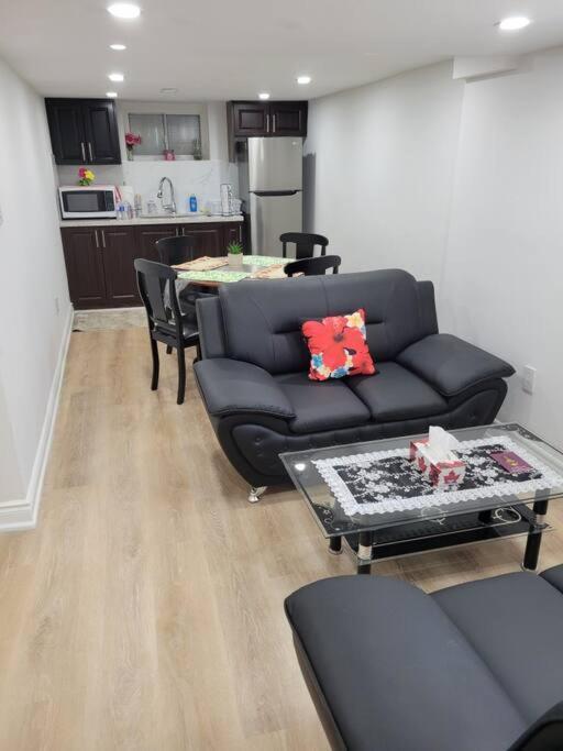 Basement Apartment, 25 Minutes To Downtown Apartment Toronto