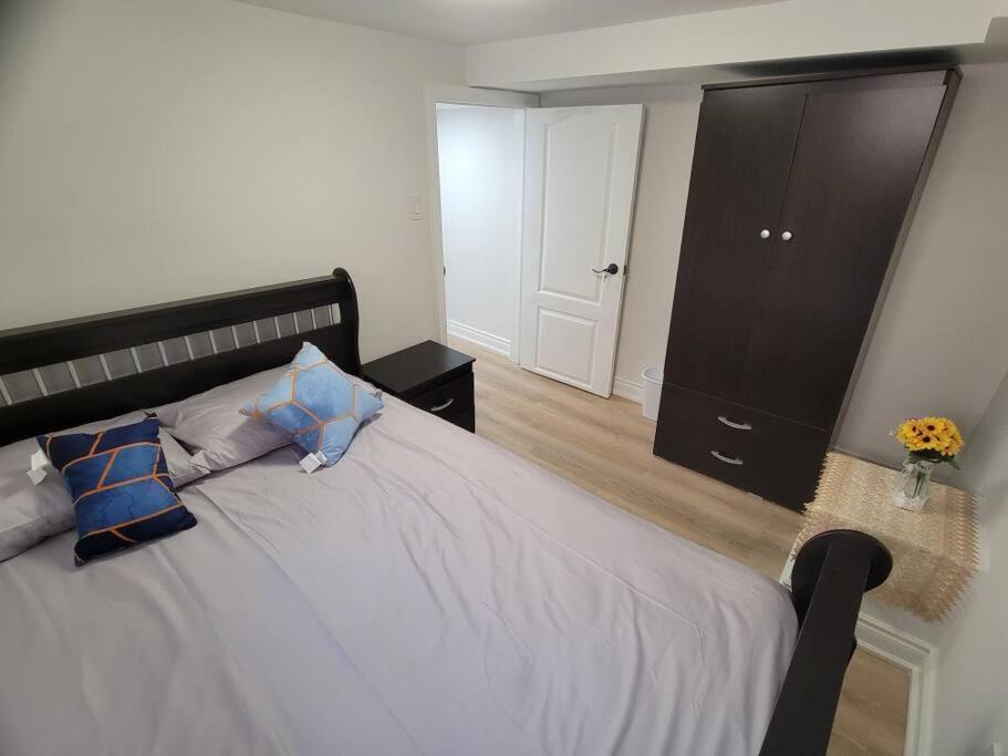Basement Apartment, 25 Minutes To Downtown Apartment *