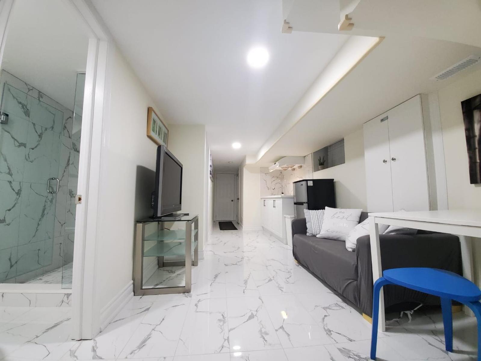 Mins Walk To Trinity Bellwood Park From Your Downtown Apartment *