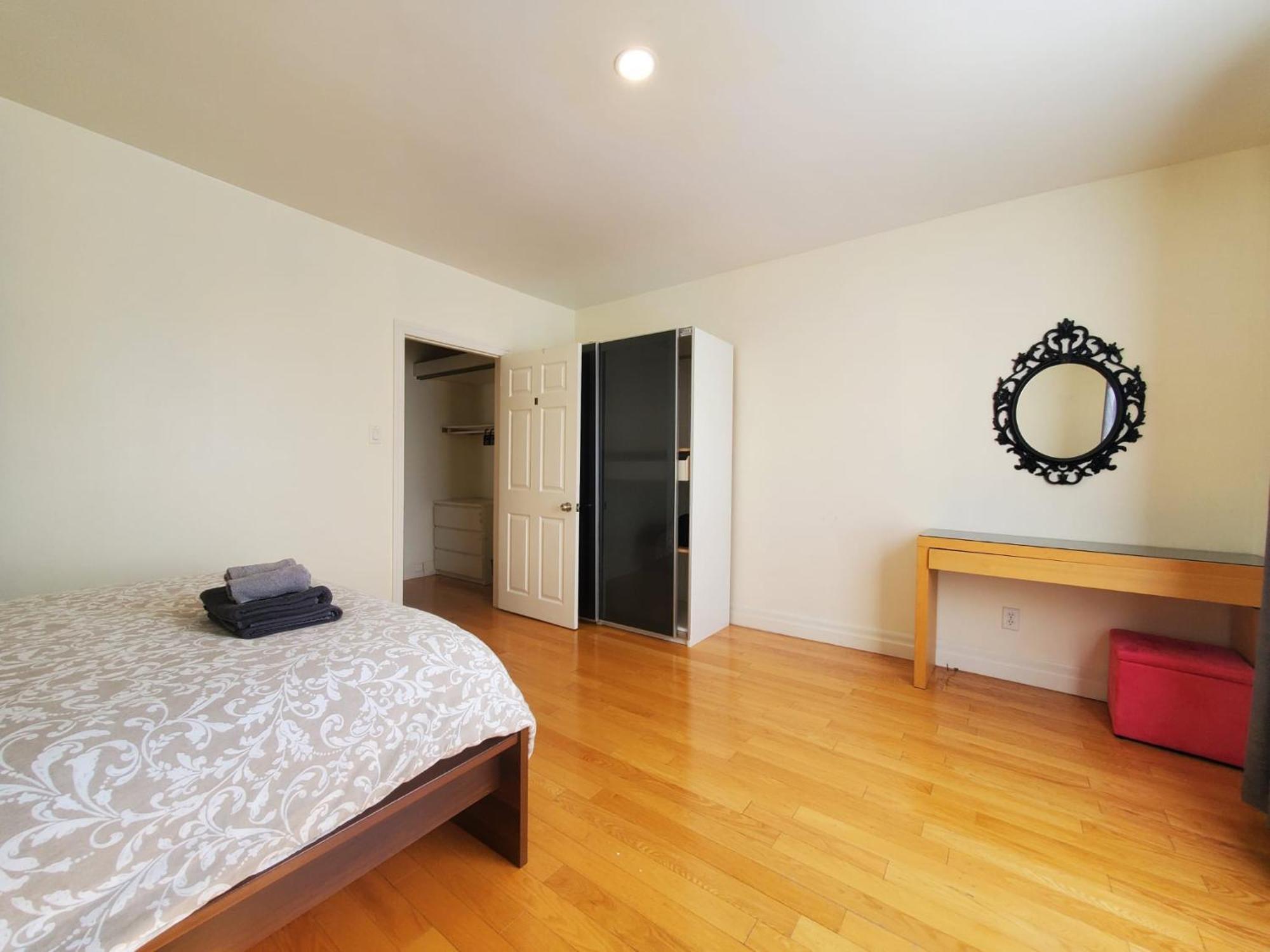 Mins Walk To Trinity Bellwood Park From Your Downtown Apartment *