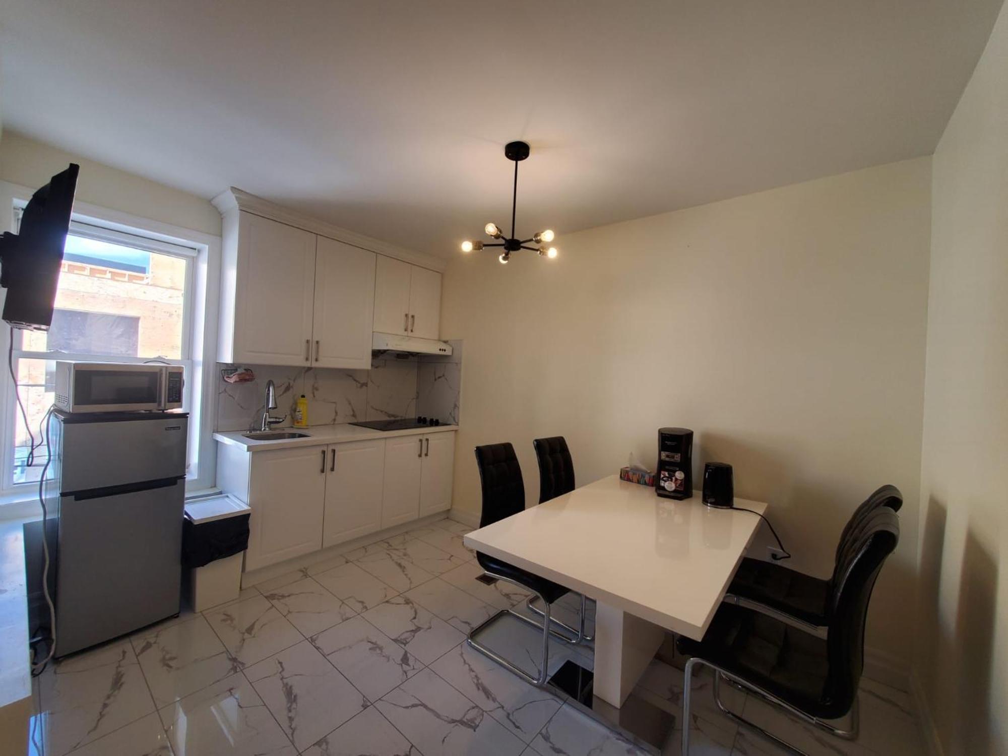 Apartment Mins Walk To Trinity Bellwood Park From Your Downtown