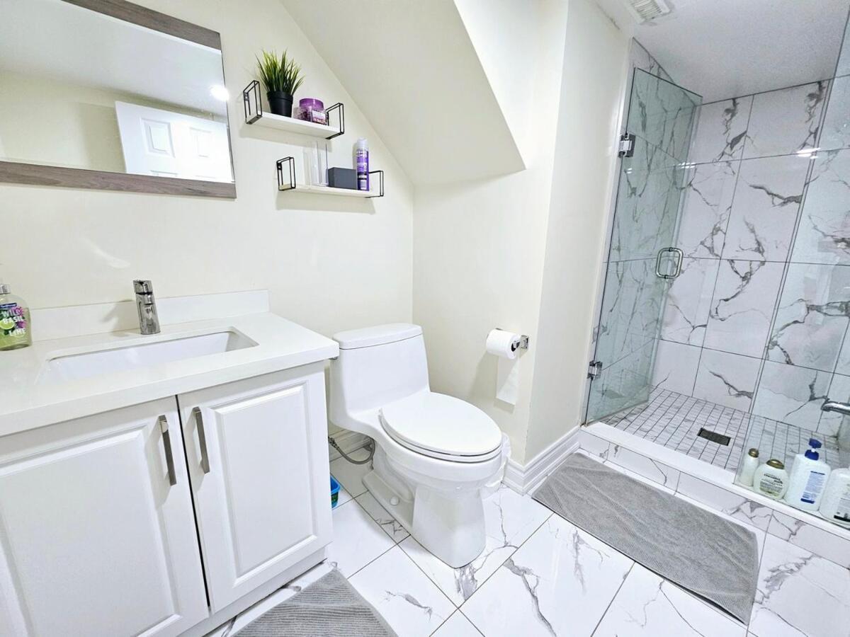 Apartment Mins Walk To Trinity Bellwood Park From Your Downtown Toronto
