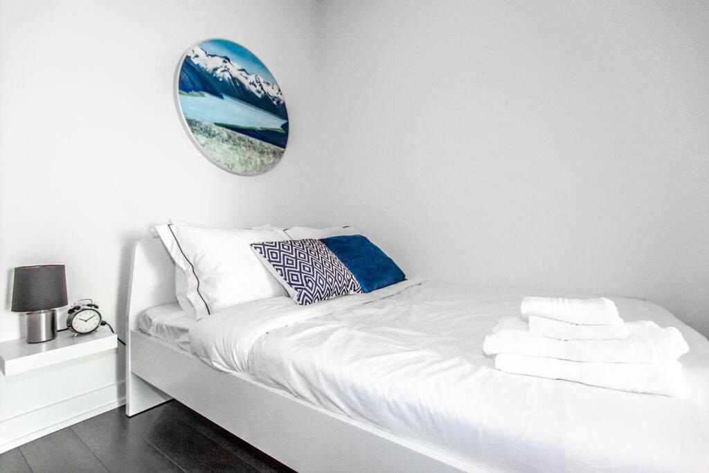 Apartment Sunset Bliss: Elegant 2br With Scenic Views! Toronto