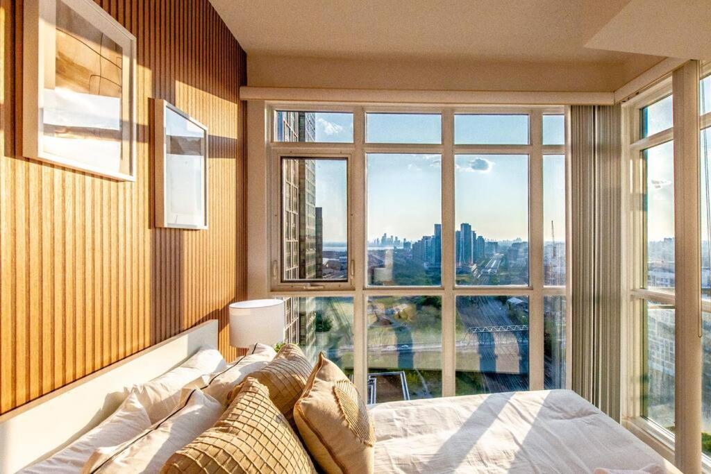 Sunset Bliss: Elegant 2br With Scenic Views! * Toronto