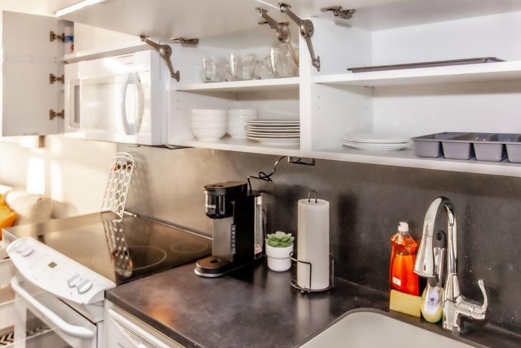 Sunset Bliss: Elegant 2br With Scenic Views! Toronto