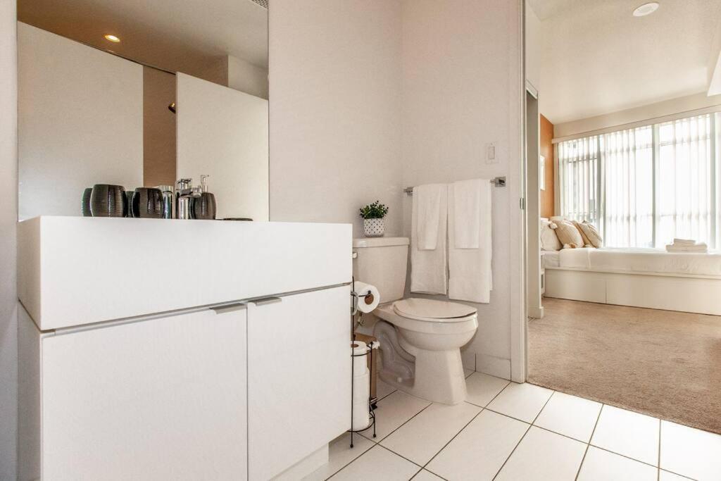 Sunset Bliss: Elegant 2br With Scenic Views! Apartment Toronto