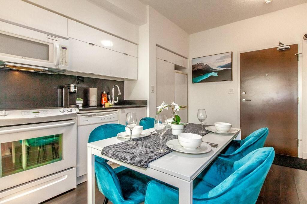 Apartment Sunset Bliss: Elegant 2br With Scenic Views! Toronto