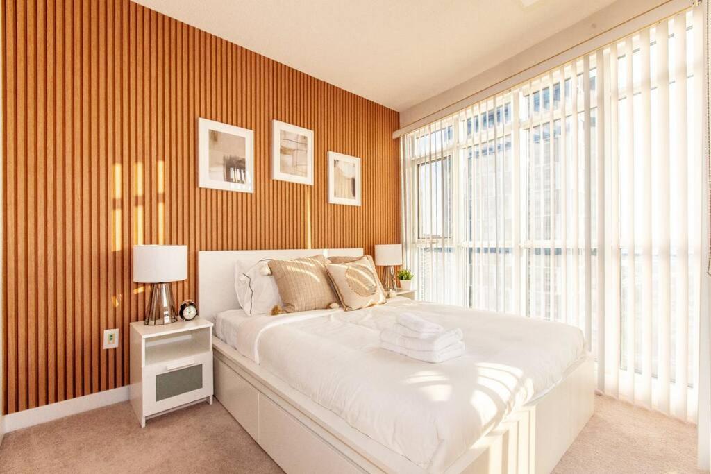 Sunset Bliss: Elegant 2br With Scenic Views! * Toronto