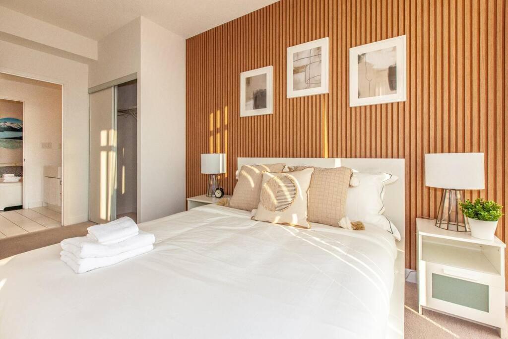 Apartment Sunset Bliss: Elegant 2br With Scenic Views! Toronto