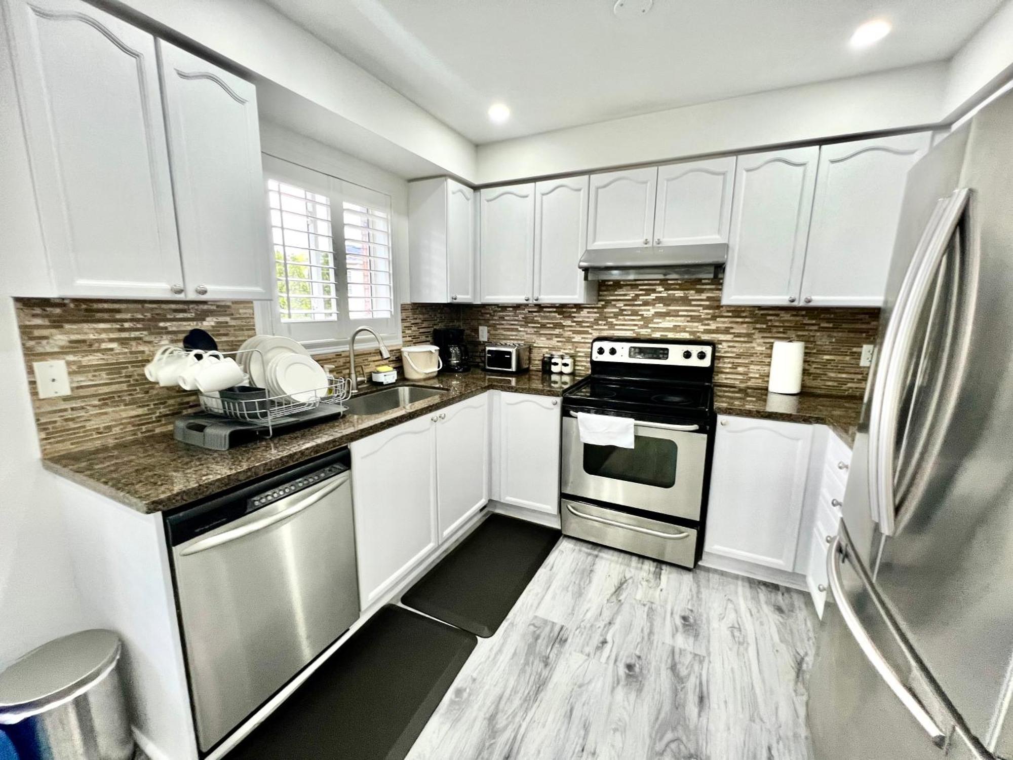 Cozy House Near Hwy401 & Go Station In Scarborough Toronto