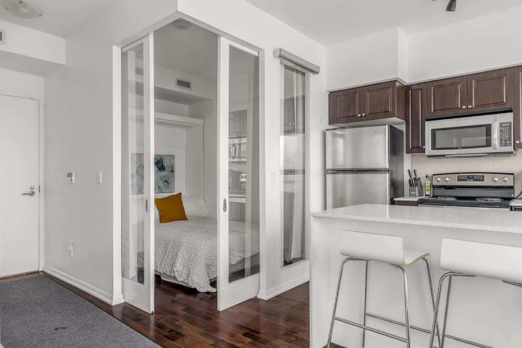 Apartment 2 Bedroom With Amazing City Views & Free Parking Toronto
