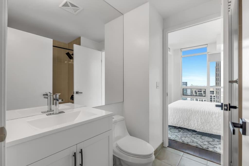 2 Bedroom With Amazing City Views & Free Parking Apartment *