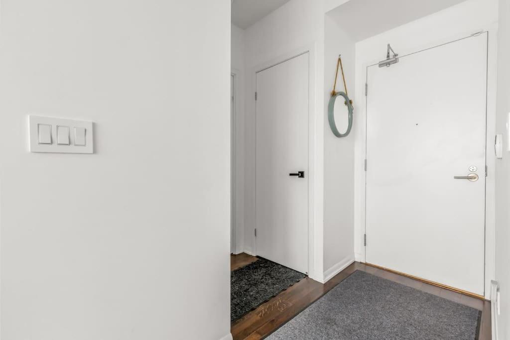 2 Bedroom With Amazing City Views & Free Parking Apartment *