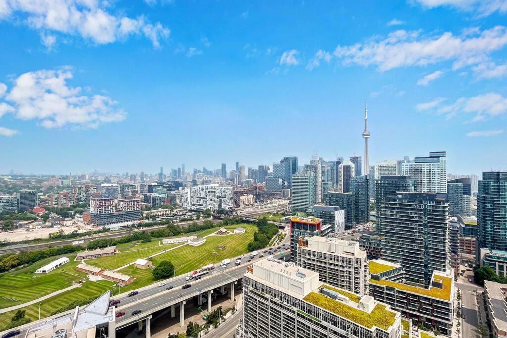 2 Bedroom With Amazing City Views & Free Parking Apartment *