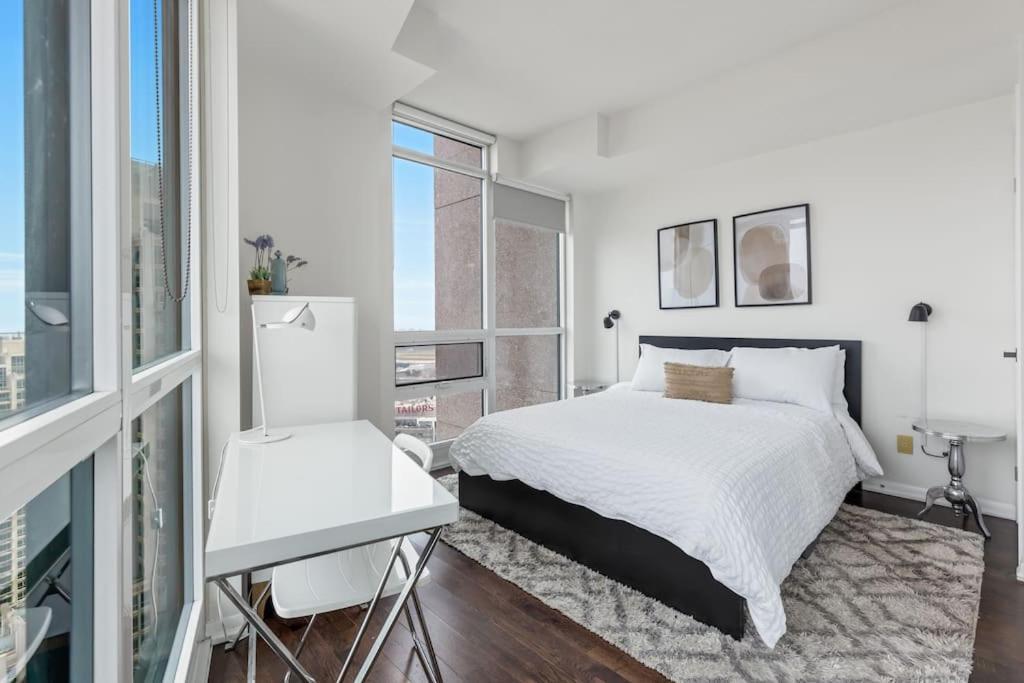 2 Bedroom With Amazing City Views & Free Parking * Toronto