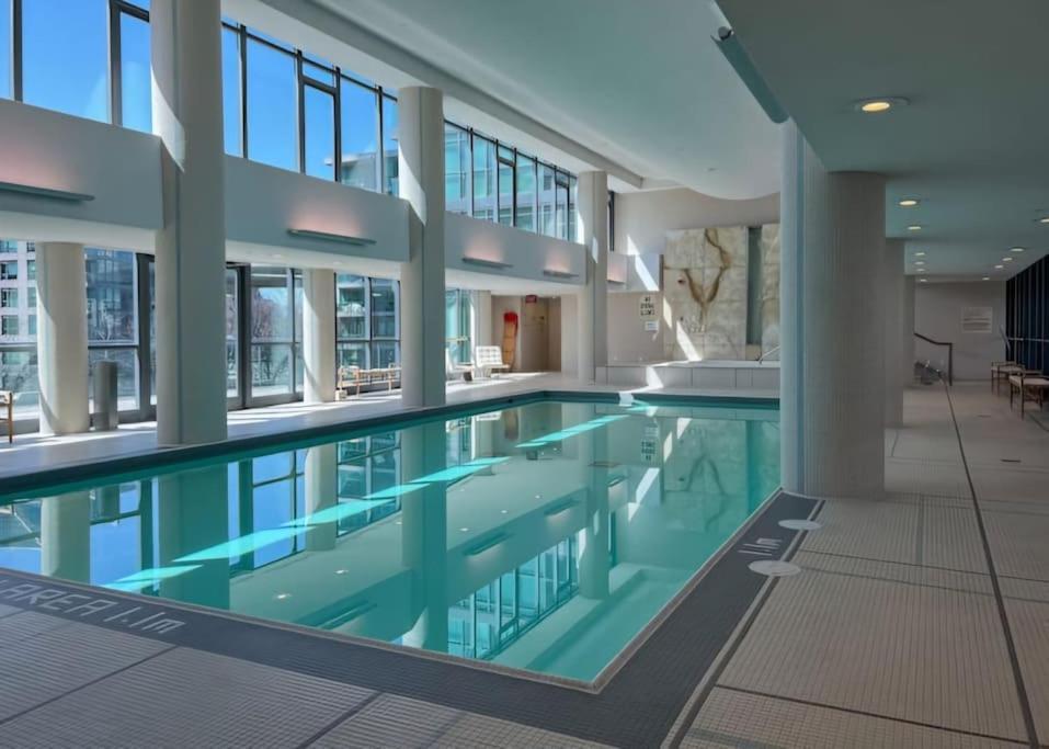 2 Bedroom With Amazing City Views & Free Parking Apartment