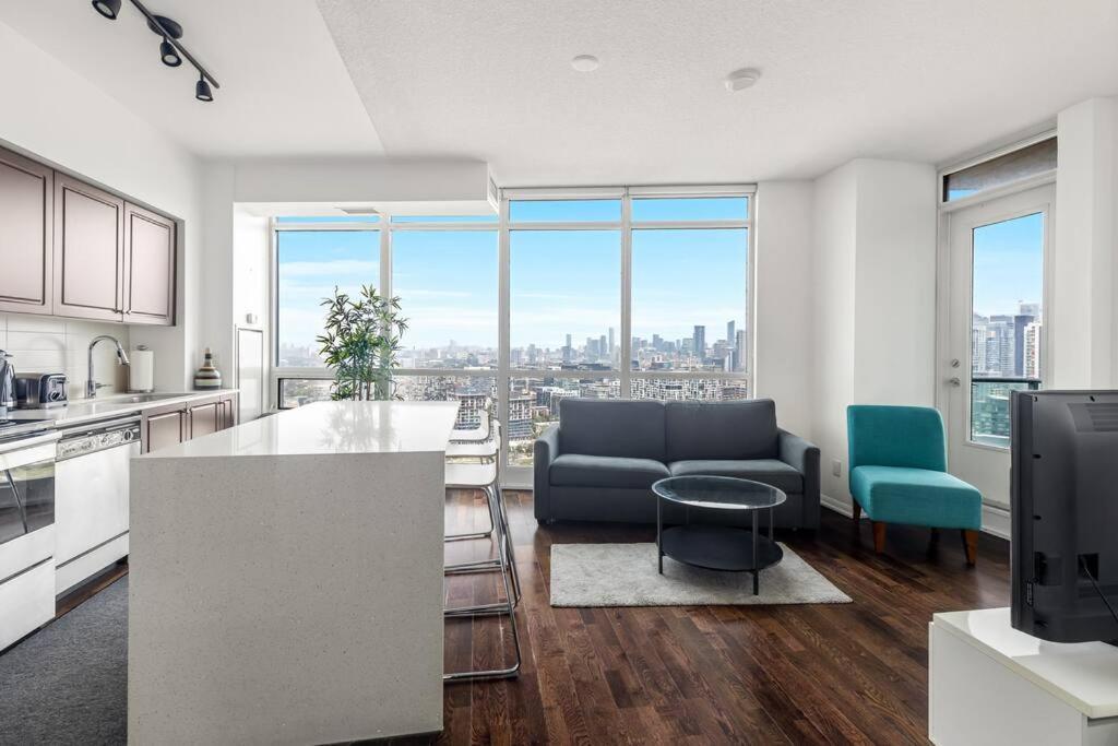 2 Bedroom With Amazing City Views & Free Parking Toronto