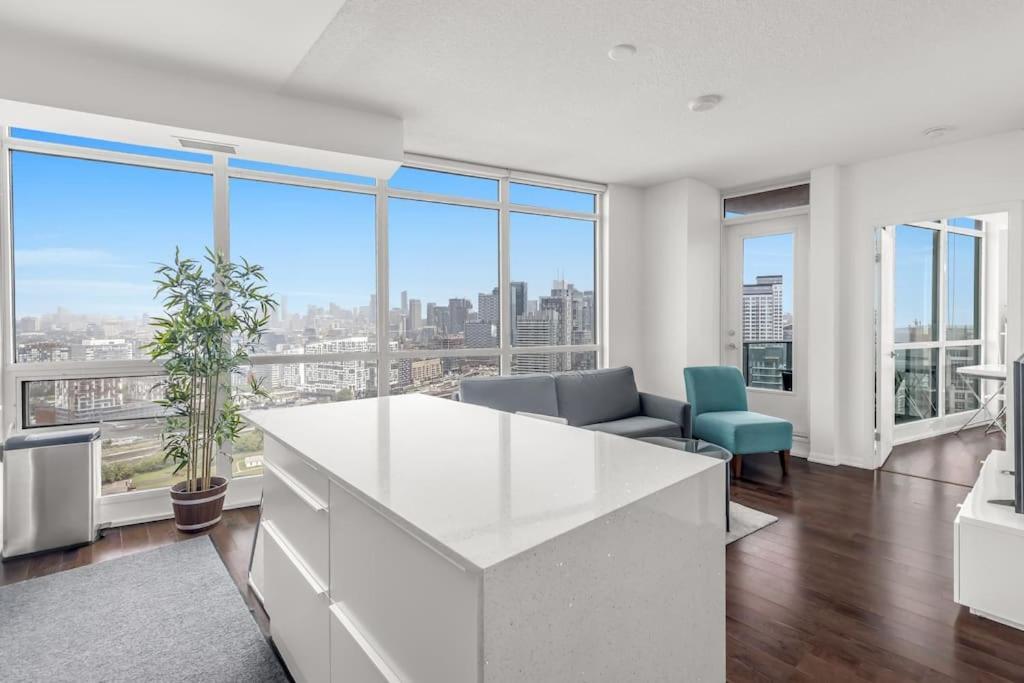 2 Bedroom With Amazing City Views & Free Parking Apartment