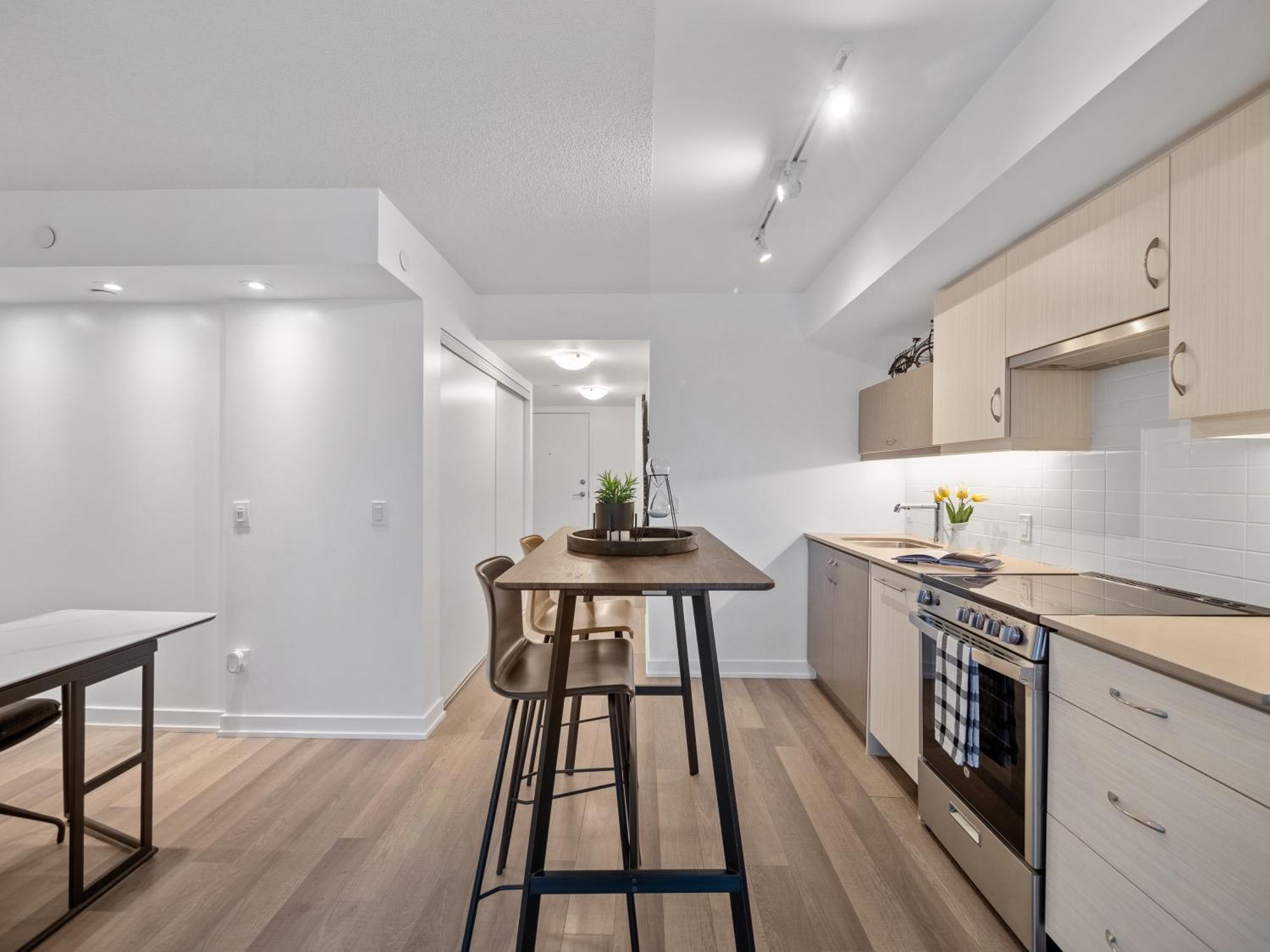 Sleek 1br & Office - Cn Tower, Skyline View